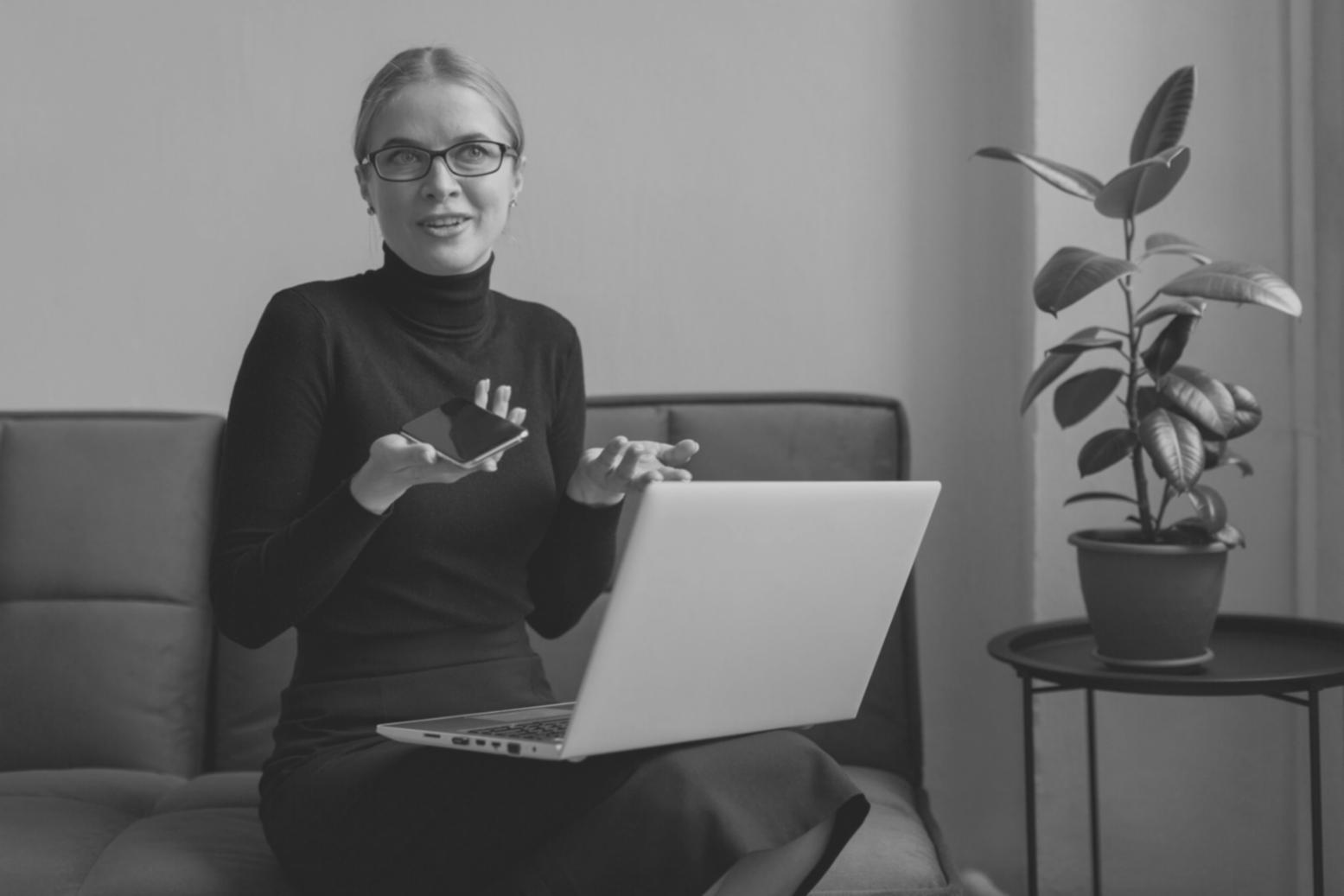 Professionelle Finanzschulung im Unternehmen mit Teilnehmern und Trainer